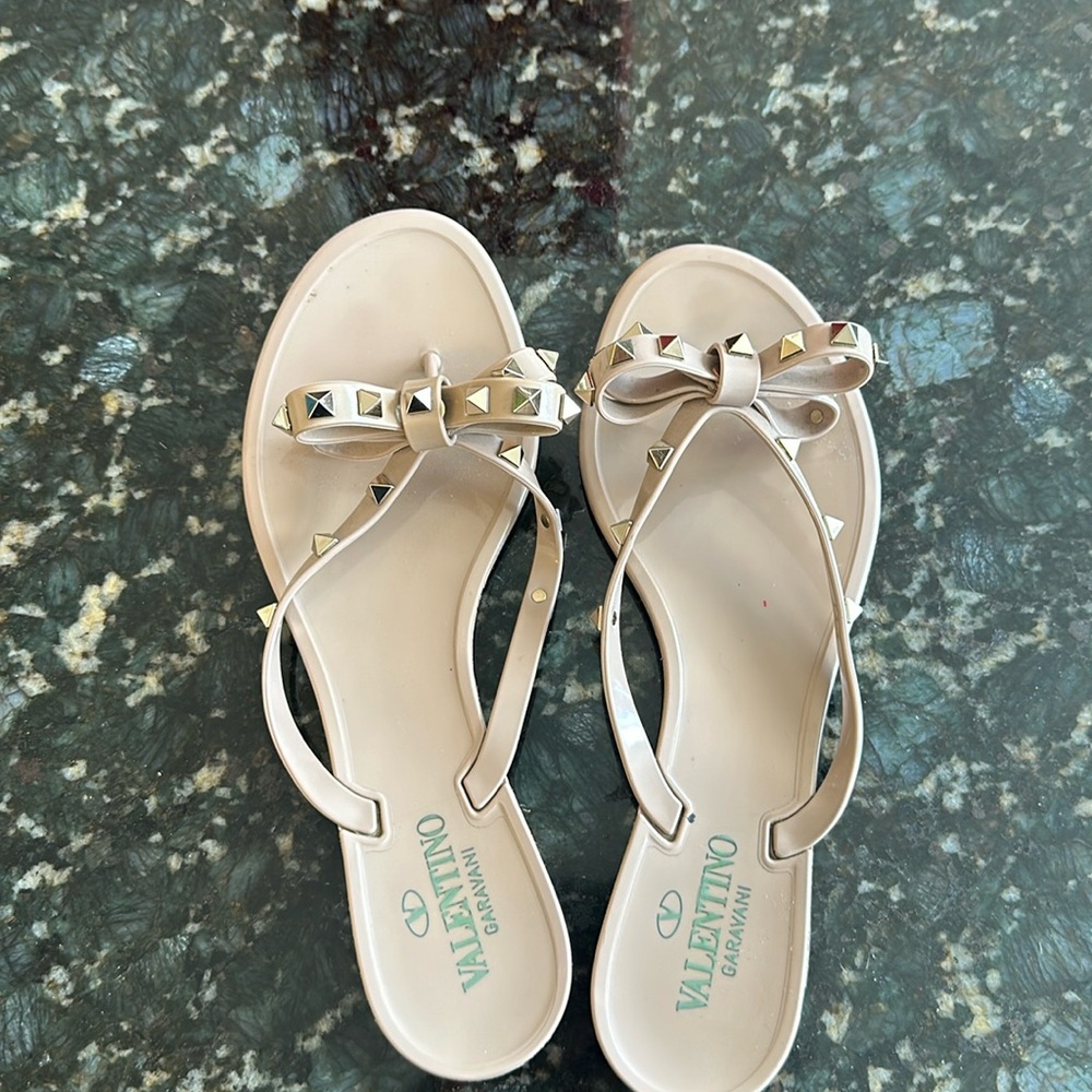 Valentino Garavani
Rockstud PVC Flat Thong Sandals